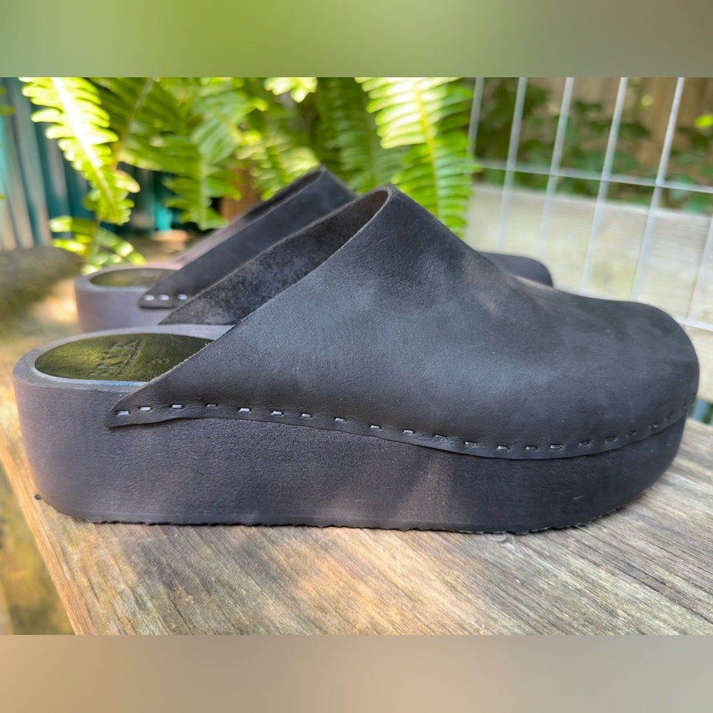 Bryr Black Leather Mules